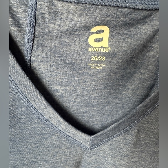NWOT! Avenue Blue V-Neck T-Shirt / 26/28 - Picture 8 of 10